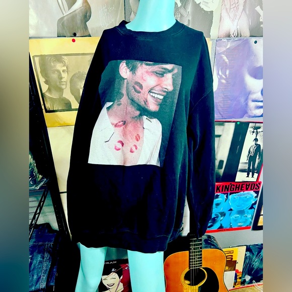 🔥❤️ AWESOME LANE 7 BOY WITH KISSES SWEATSHIRT 2XL VALENTINE’s DAY - Picture 1 of 3